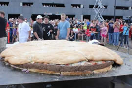 世界上最大的汉堡，重达1828斤/直径为3米(图)