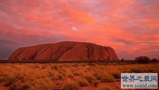 世界上最大的独立岩石，艾尔斯巨岩石，像两端略圆的长面包(www.gifqq.com)