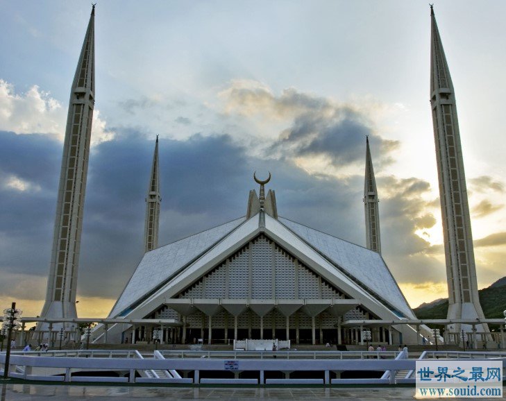 世界最大的清真寺，独一无二的规模，占地约19万平方米(www.gifqq.com)