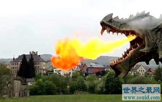 世界最大行走机器人，会喷火的十米大恐龙(www.gifqq.com)