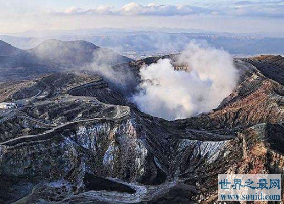 世界上最大的火山口，火山口周长有114米(www.gifqq.com)