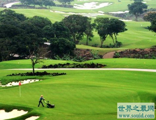 世界上最大的高尔夫球场，占地30万平方尺(www.gifqq.com)