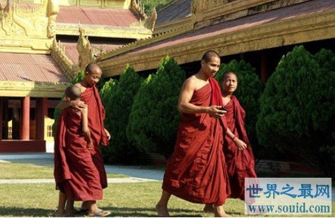 世界上最大的宫殿，缅甸的曼德勒皇宫(www.gifqq.com)