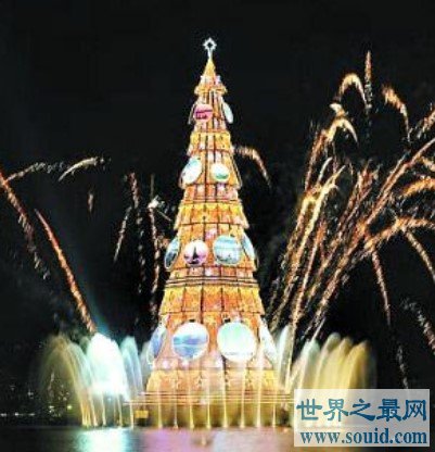 世界上最大的人工圣诞树，高达85米，重542吨