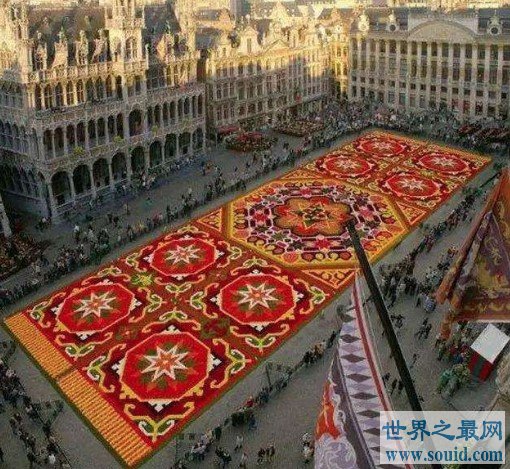 世界上最大的地毯，用38吨羊毛和棉纱编织而成