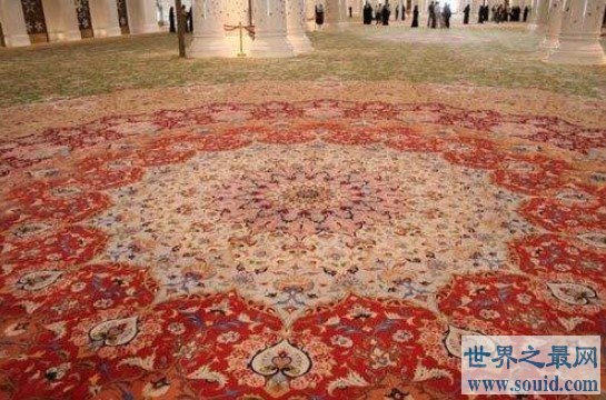世界上最大的地毯，用38吨羊毛和棉纱编织而成(www.gifqq.com)