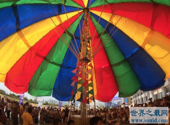 世界上最大的伞，它撑开直径有22.09米(www.gifqq.com)