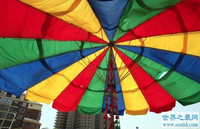 世界上最大的伞，它撑开直径有22.09米(www.gifqq.com)