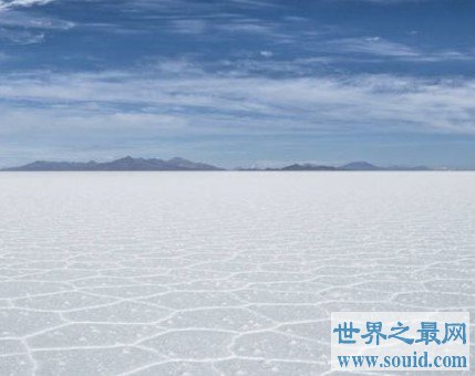 世界上最大的盐滩，玻利维亚乌的尤尼盐沼(www.gifqq.com)