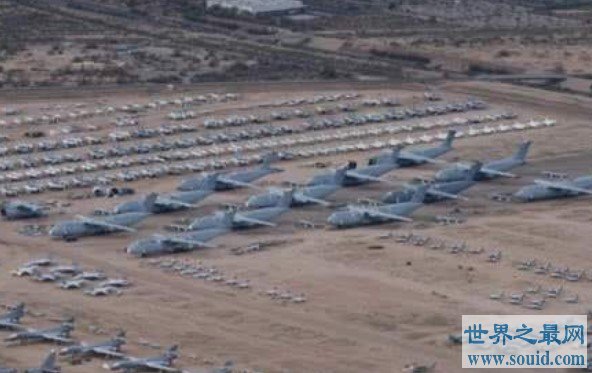 世界上最大的飞机坟场，拥有超过4400架各种型号的美军退役飞机(www.gifqq.com)