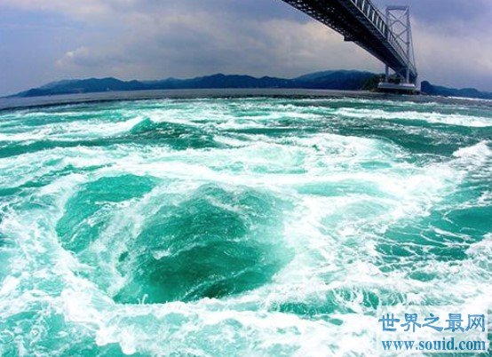 世界上最大的海洋漩涡，日本鸣门漩涡规模世界第一(www.gifqq.com)