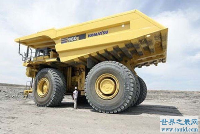 世界上最大的卡车，姚明身高只有卡车1/4(www.gifqq.com)