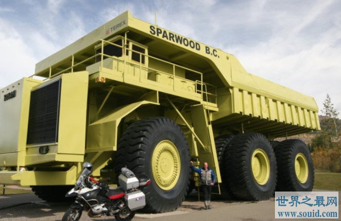 世界上最大的卡车，姚明身高只有卡车1/4(www.gifqq.com)