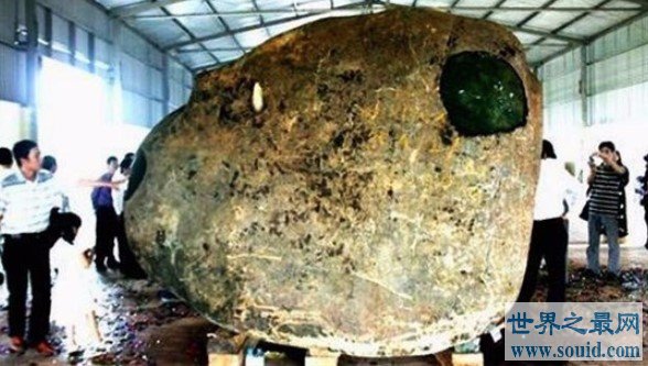世界上最大的翡翠,重达210吨，长度达到了5.79米(www.gifqq.com)