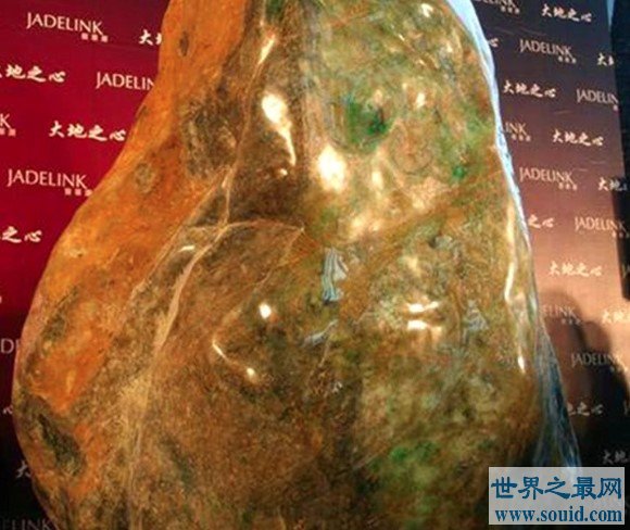 世界上最大的翡翠,重达210吨，长度达到了5.79米(www.gifqq.com)