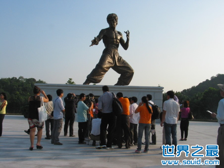 世界上最高的李小龙铜像(www.gifqq.com)