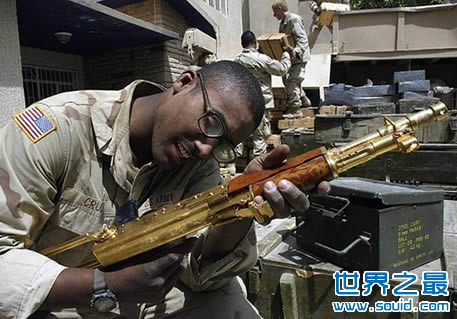 世界上最贵的枪，萨达姆黄金AK47步枪(www.gifqq.com)