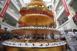 世界上最高最大的蛋糕，高达8米/重2吨(图)