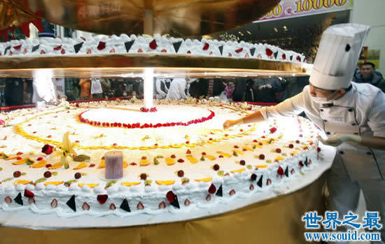 世界上最高最大的蛋糕，高达8米/重2吨(图)(www.gifqq.com)