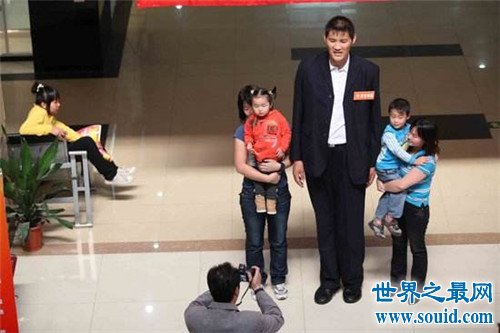 世界最高人排行榜，詹世钗3.19米（唯一超过3米的巨人）(www.gifqq.com)