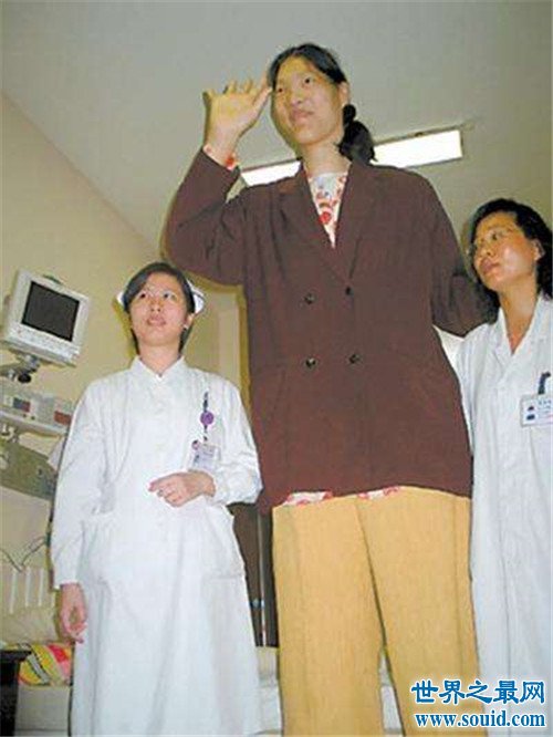 世界最高人排行榜，詹世钗3.19米（唯一超过3米的巨人）(www.gifqq.com)