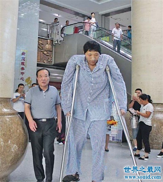 中国最高的人徐福海，高达2.43米（26岁还在长）(www.gifqq.com)