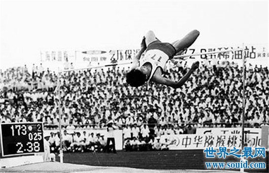 室外跳高世界纪录，哈维尔·索托马约尔2.45米（无人能破）(www.gifqq.com)