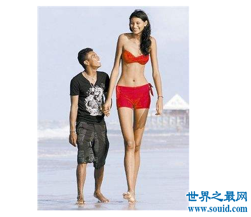世界上最高的儿童，每年长高15.6厘米！(www.gifqq.com)