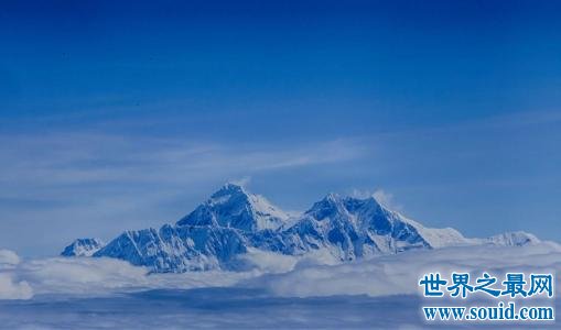 世界上最高的山峰，珠穆朗玛峰高达八千八百米！(www.gifqq.com)