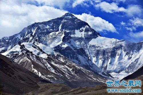 世界上最高的山峰，珠穆朗玛峰高达八千八百米！(www.gifqq.com)