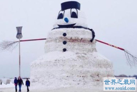 世界上最高的雪人，身高为37.21米，只和自由女神差几英尺