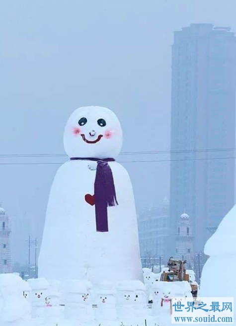 世界上最高的雪人，身高为37.21米，只和自由女神差几英尺(www.gifqq.com)
