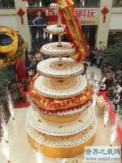 世界上最高的蛋糕，快比得上3层楼的房子(www.gifqq.com)