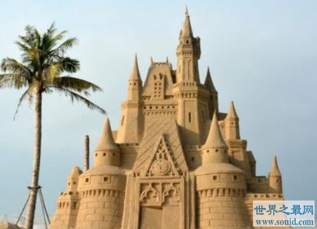 世界上最高的沙雕城堡，设计师用了3500吨沙子(www.gifqq.com)