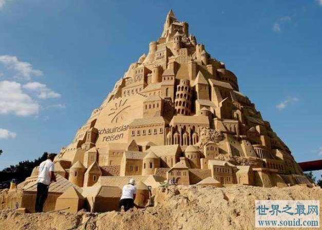 世界上最高的沙雕城堡，设计师用了3500吨沙子(www.gifqq.com)