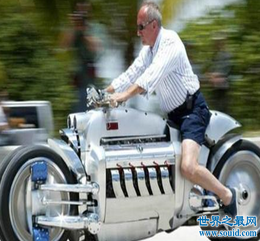 世界上最快的量产电动摩托,就像是闪电在地面上疾驰。(www.gifqq.com)