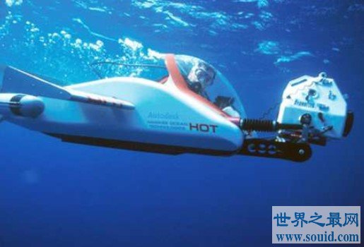 世界上速度最快的个人潜艇，几秒内下潜到310英的深度(www.gifqq.com)