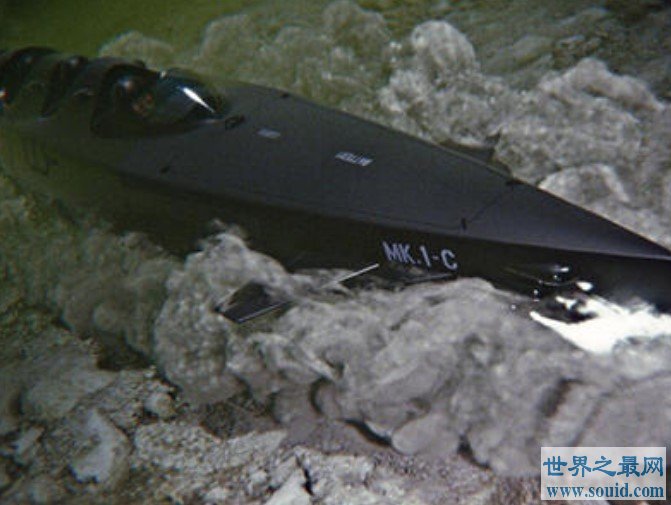 世界最快的个人潜艇，数秒潜入100米(www.gifqq.com)