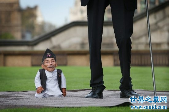 世界上最矮的人是钱德拉·巴哈杜尔，身高只有0.546米（像一个玩偶）(www.gifqq.com)