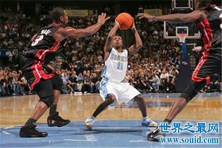 NBA最矮的球员，身高一米六竟然可以成为NBA的一员？(www.gifqq.com)