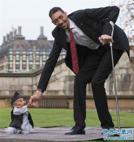 世界上最小的人，最矮小的人竟然只有50厘米！(www.gifqq.com)