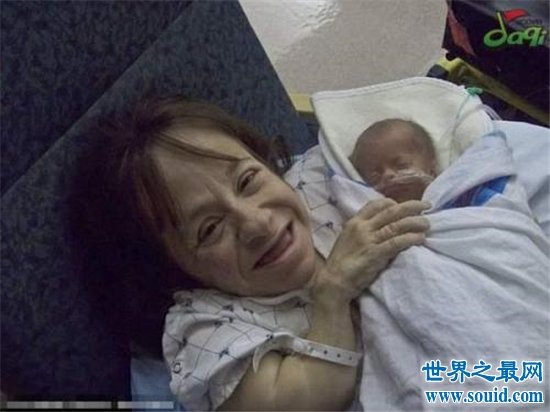 世界最小母亲斯泰西.赫拉尔德，天生患有脆骨病(www.gifqq.com)