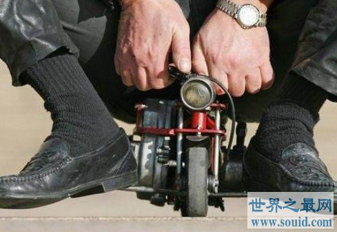 世界上最小的摩托车，比手掌还小，但可以乘坐(www.gifqq.com)