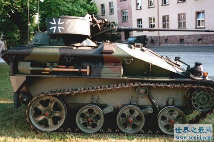 世界上最小的坦克，仅2.75吨重(www.gifqq.com)