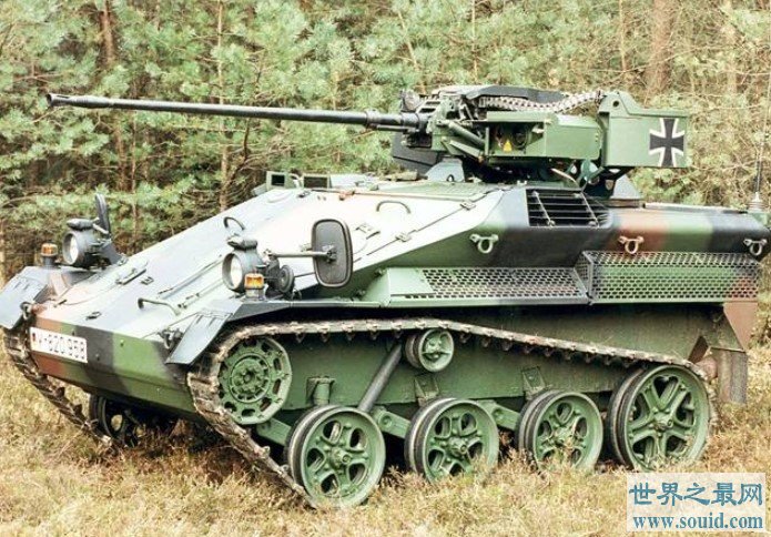 世界上最小的坦克，仅2.75吨重(www.gifqq.com)