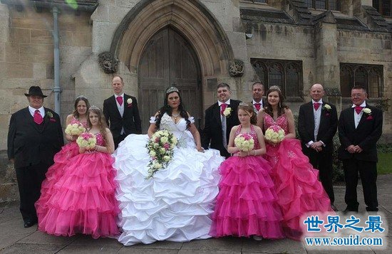 世界上最重的婚纱重127斤，比新娘本人还重(www.gifqq.com)