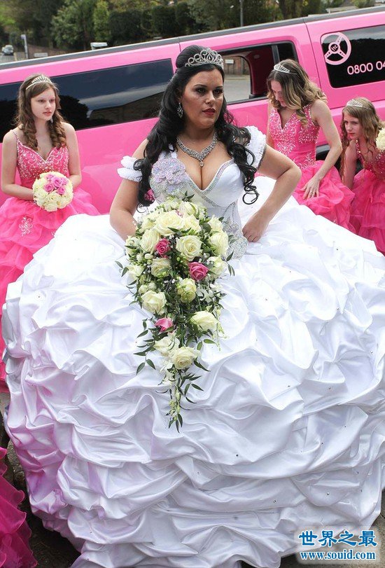 世界上最重的婚纱重127斤，比新娘本人还重(www.gifqq.com)