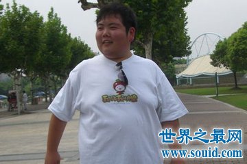 世界最胖男人重大800多斤 疾病缠身 日常生活非常不方便(www.gifqq.com)