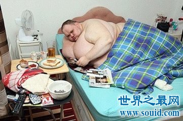 世界最胖男人重大800多斤 疾病缠身 日常生活非常不方便(www.gifqq.com)