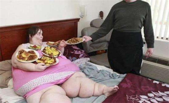 世界上最胖的人具有725公斤，生活上造成很大的不便